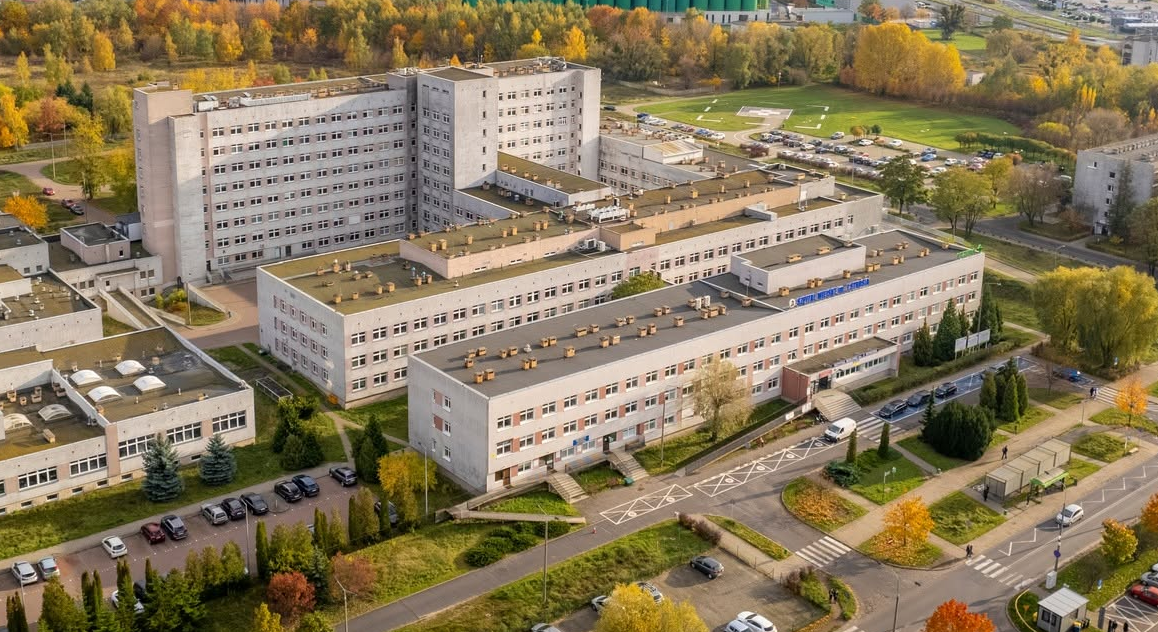 widok z loty ptaka na kompleks pawilonów, kilkupiętrowych, wokół parkingi - grafika artykułu