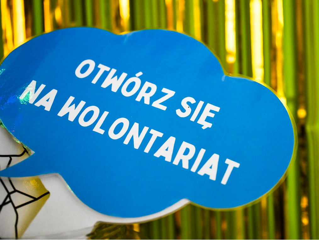 baner wkształcie chmury na na nim napis OTWÓRZ SIĘ NA WOLONTARIAT - grafika artykułu