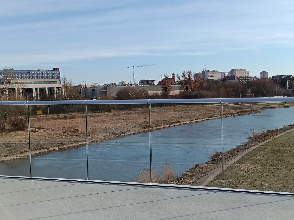 fragment kładki pieszo-rowere z całkowicie przeszklonymi balustradami - grafika artykułu