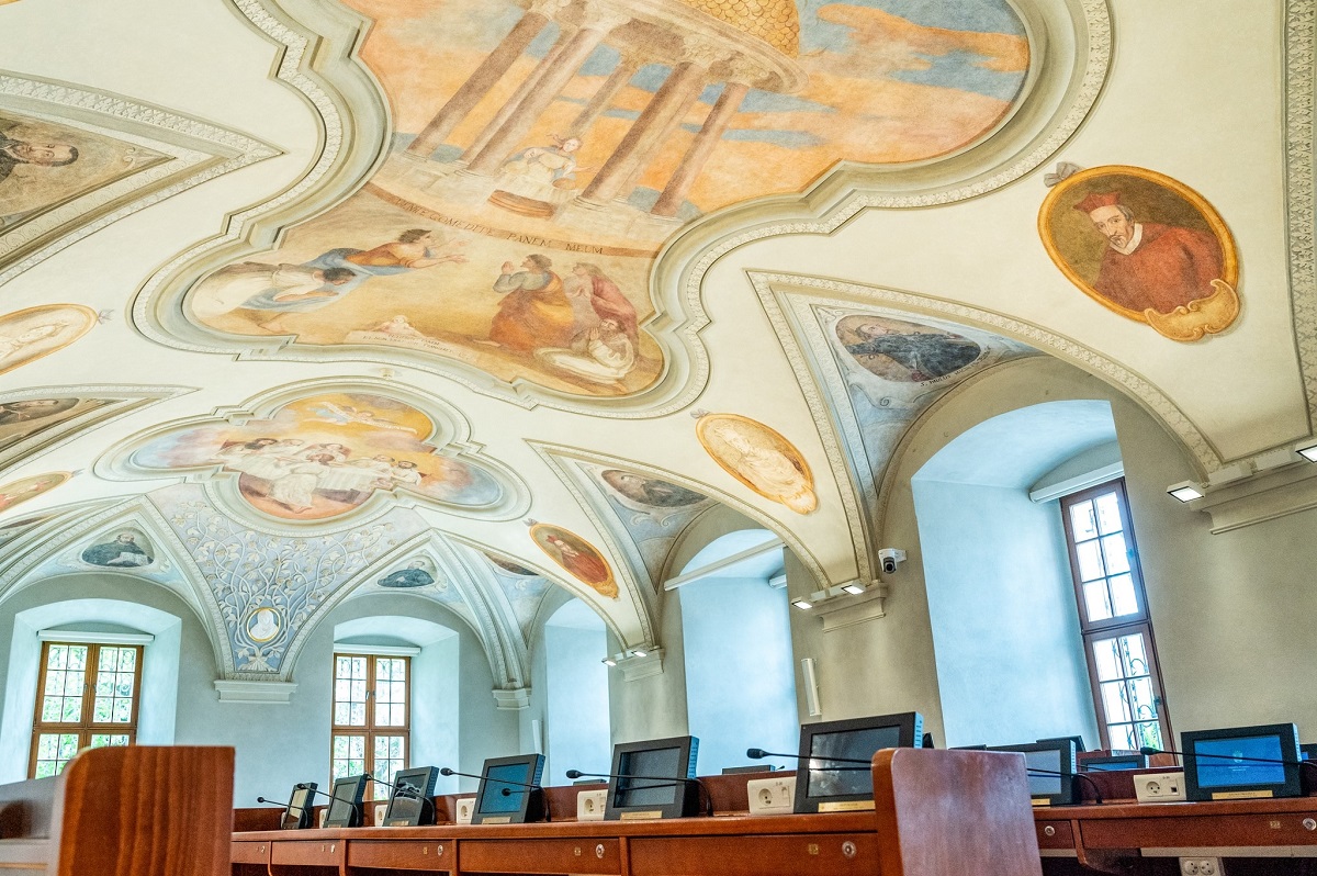 sala z łukowatym sufitem zdobionym kolorowymi freskami - grafika artykułu