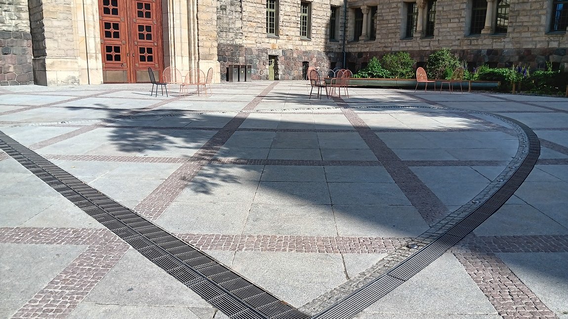 Niedziałające oczko wodne na dziecińcu przed Centrum Kultury "Zamek" od strony ul. Święty Marcin