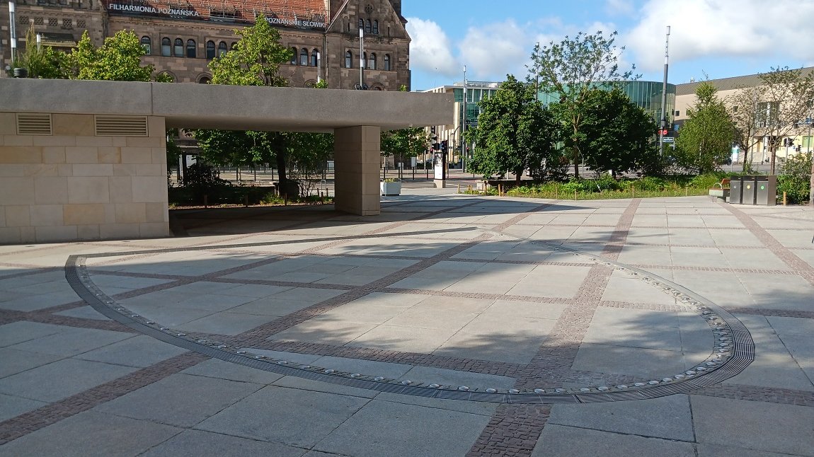 Niedziałające oczko wodne na dziecińcu przed Centrum Kultury "Zamek" od strony ul. Święty Marcin