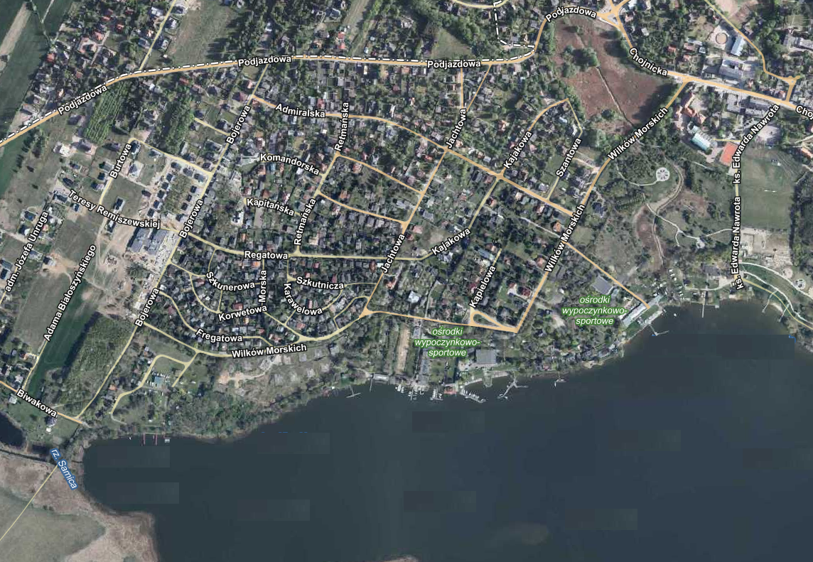 fragmnet mapy lotniczej ukazujące fragment jeziora i jego otoczenia, z zaznaczonymi nazwami ulic - grafika artykułu