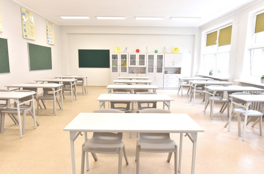 Pusta sala lekcyjna, ławki i krzesła, tablice, szafy - grafika artykułu