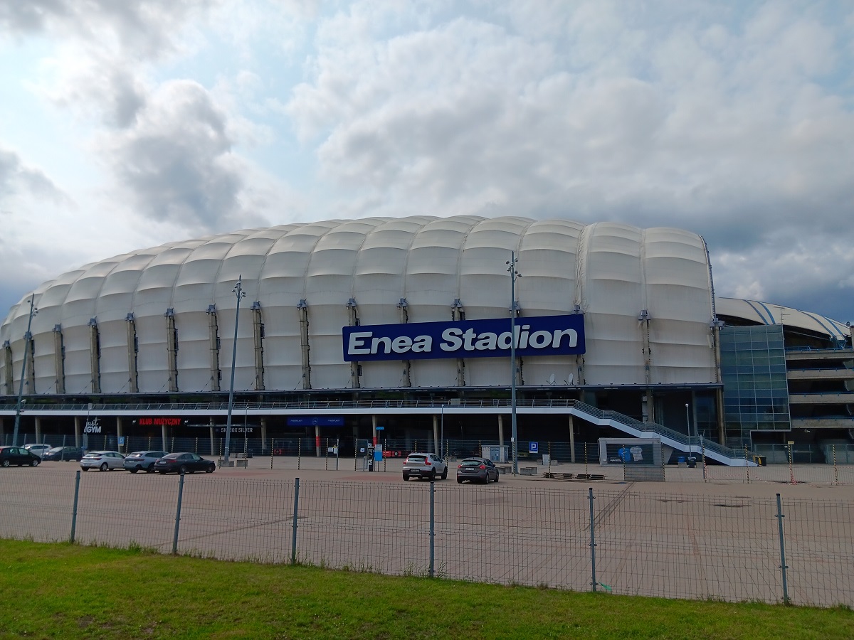 Enea Stadion przy ul. Bułgarskiej widok z zewnątrz od strony parkingu - grafika artykułu