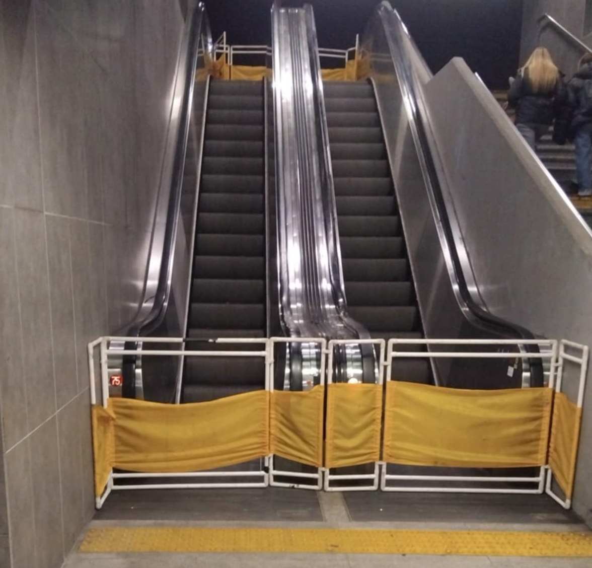 nieczynne ruchome schody pod rondem Kaponiera - grafika artykułu