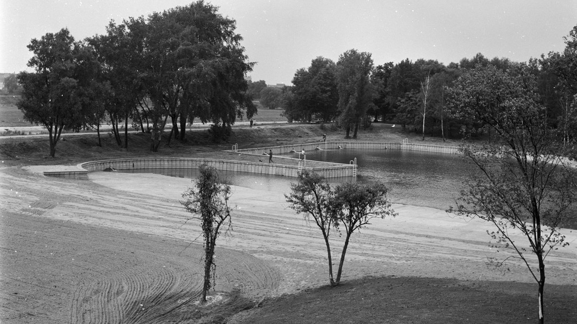 czarno białe archiwalne zdjęcie przedstawiające odkryty basen kąpielowy