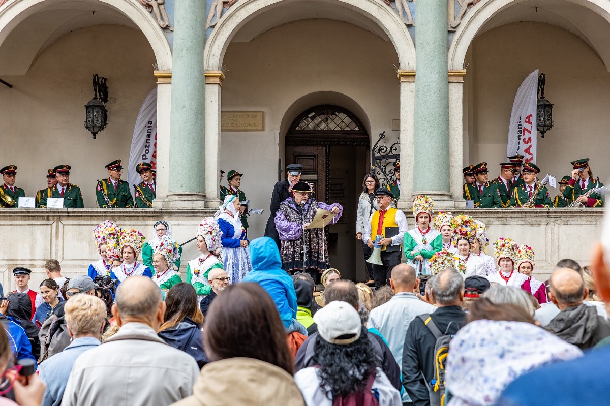 przed ratuszem na Starym Rynku w Poznaniu tłum osób w strojach ludowych i historycznych - grafika artykułu