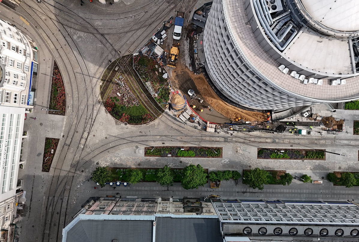 widok z góry na poznański Okrąglak i skrzyżowanie przy nim, na którym budowany jest łuk tramwajowy - grafika artykułu