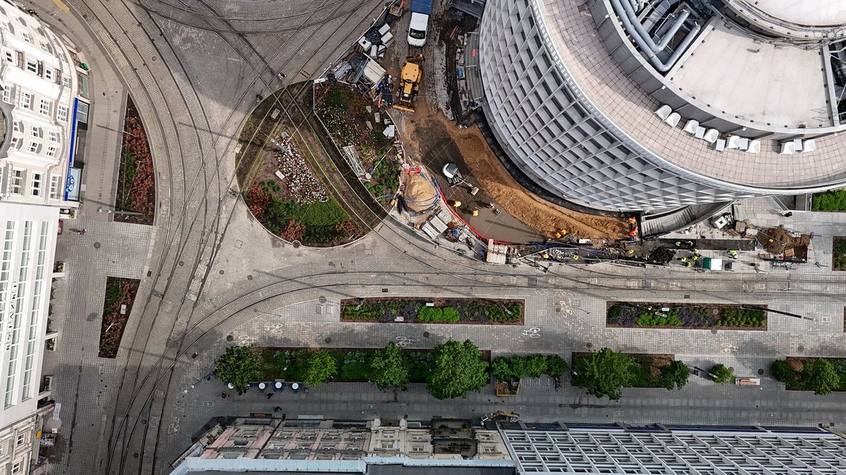 widok z góry na poznański Okrąglak i skrzyżowanie przy nim, na którym budowany jest łuk tramwajowy