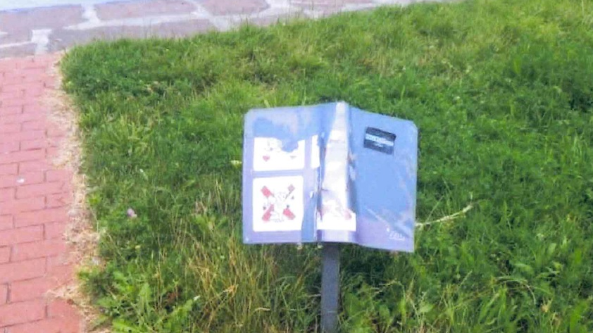 zniszczona tablica informacyjna w parku