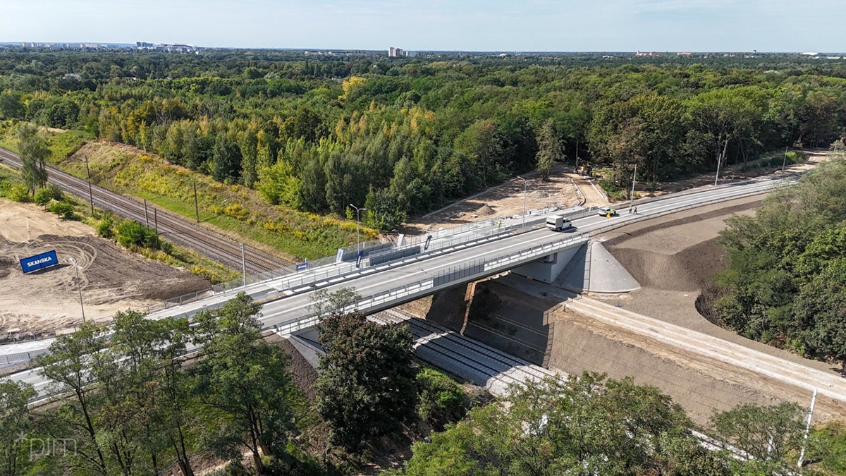 z lotu ptaka widać wiadukt drogowy na torami kolejowymi - grafika artykułu