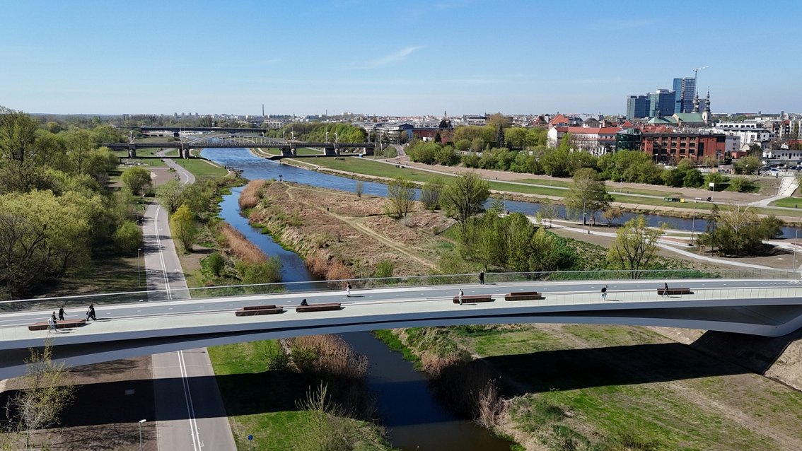 most pieszo rowerowy nad rzeką, widok z lotu ptaka