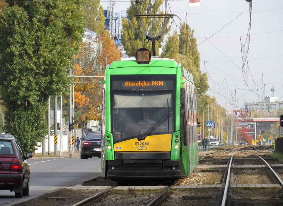 tramwaj linii nr 13 na troeowisku w mieście - grafika artykułu