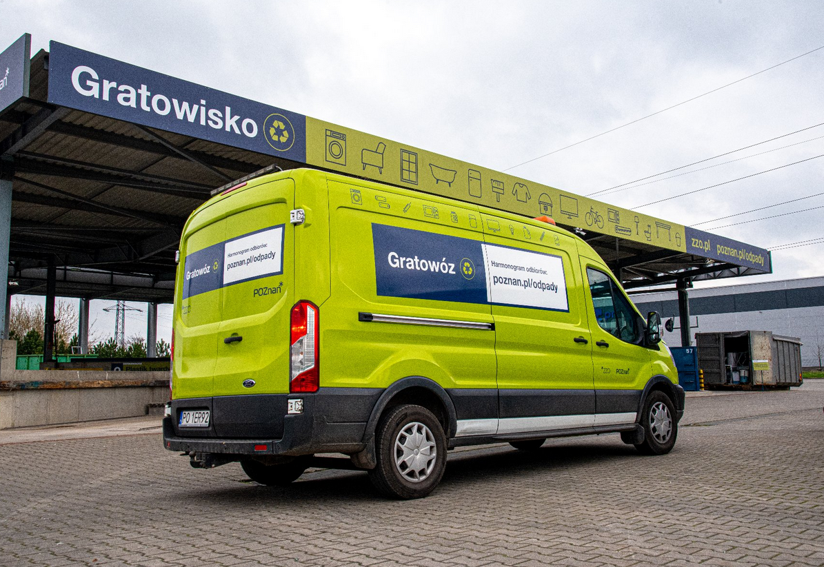 samochód do odbierania odpadów stoi na terenie gratowiska - punktu przyjmowania odpadów - grafika artykułu