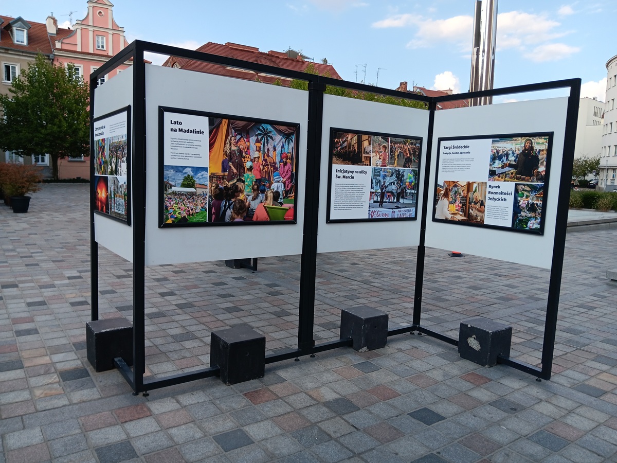 Na pl. Kolegiackim można obejrzeć wystawę poświęconą działaniom rewitalizacyjnym w śródmieściu Poznania - grafika artykułu