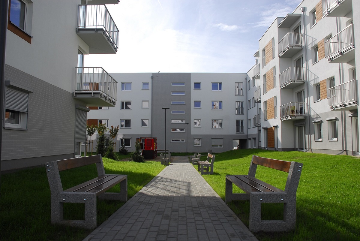 osiedle mieszkaniowe, między blokami ławki i trawnik - grafika artykułu