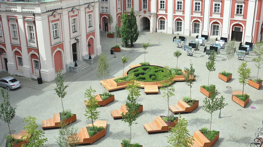 widok z lotu ptaka na dziedziniec Urzędu Miasta Poznania - grafika artykułu