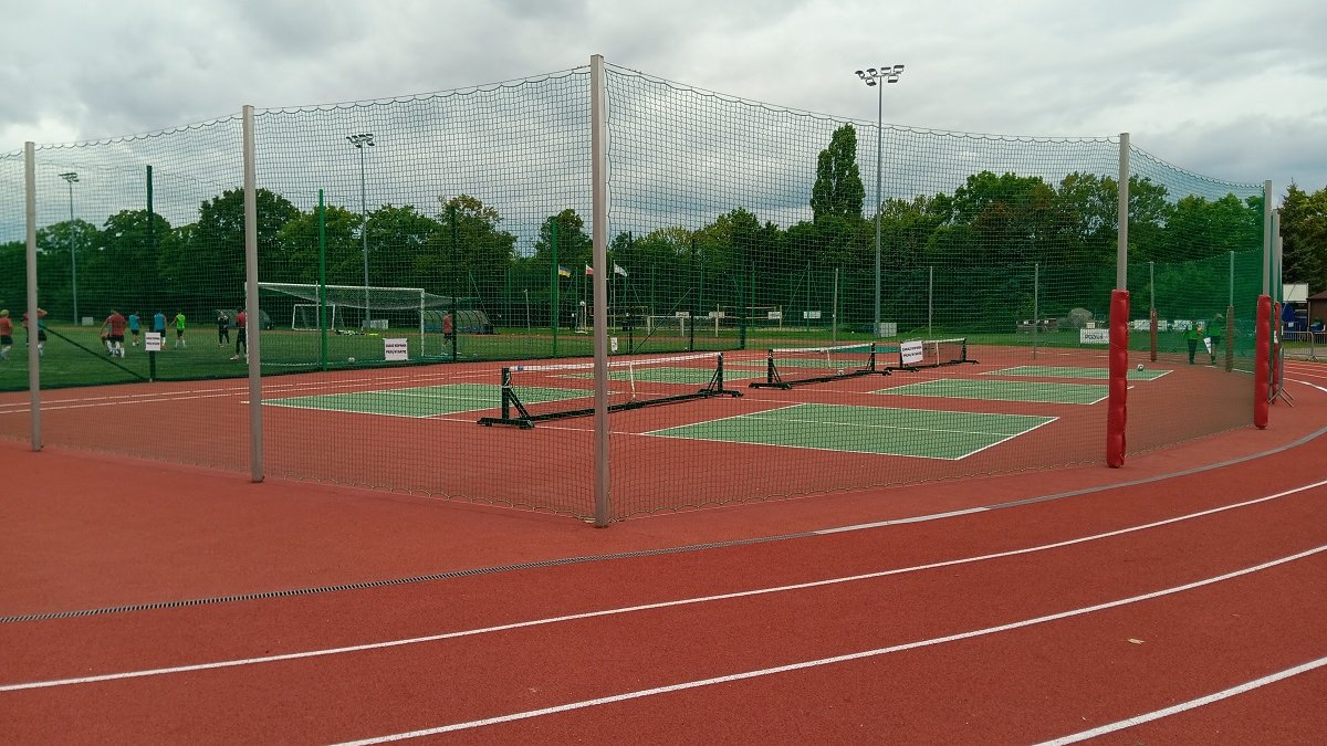 fragmnet bieżni lekkoatletycznej, kortów oraz boiska piłkarskiego