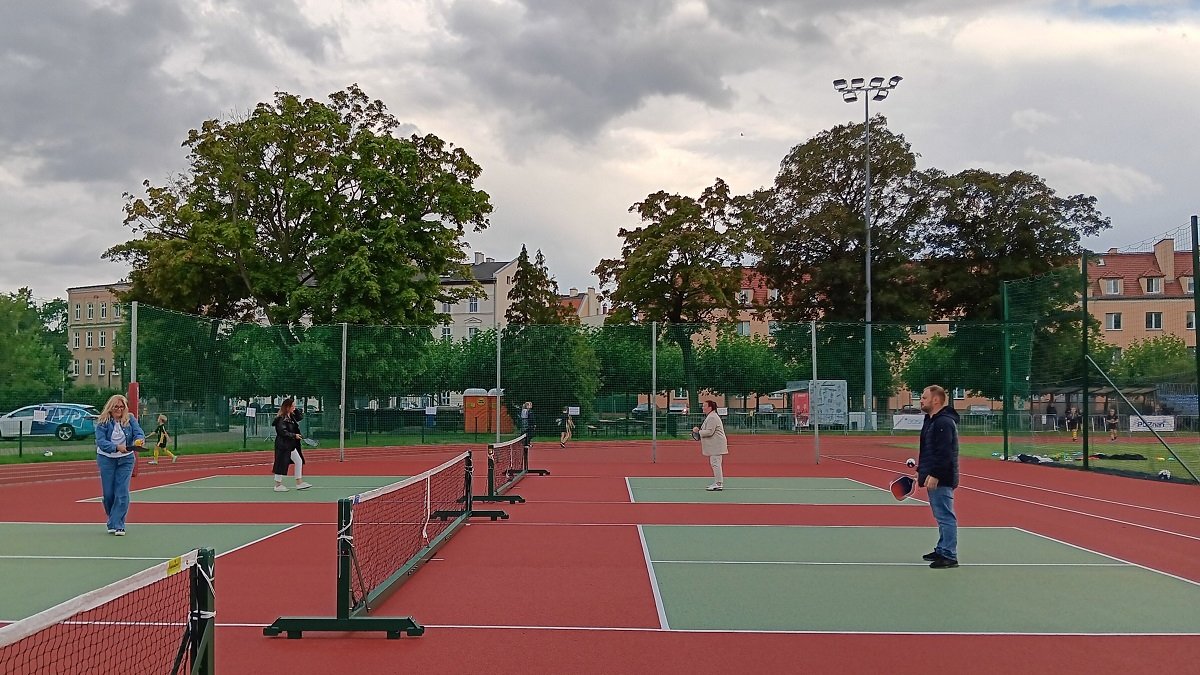 Korty do pickleballa, kilka osób gra na nich