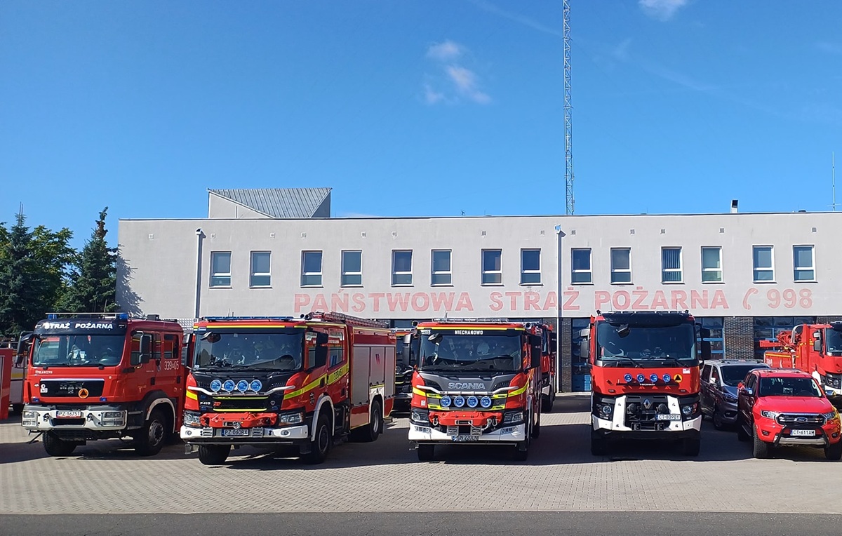 kilka wozów strażackich przed budynkiem straży pożarnej - grafika artykułu