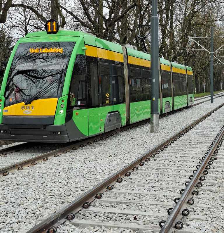 tramwaj jedzie trasą po torach - grafika artykułu