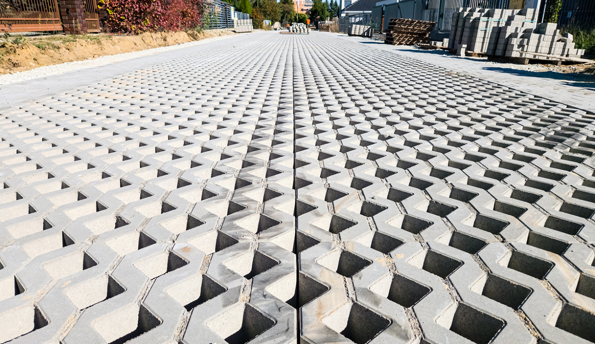 ulica z ażurową nawierzchnią - grafika artykułu