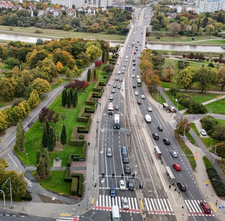 widok z lotu ptaka na most nad rzeką, na moście ruch samochodowy, tramwajowy i autobusowy - grafika artykułu