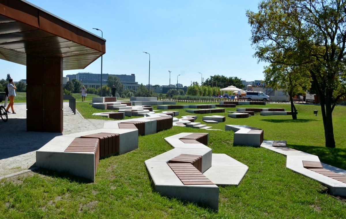 amfiteatr w parku ławki na trawiastym gruncie ustawione w półokrąg - grafika artykułu