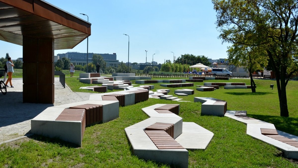 amfiteatr w parku ławki na trawiastym gruncie ustawione w półokrąg