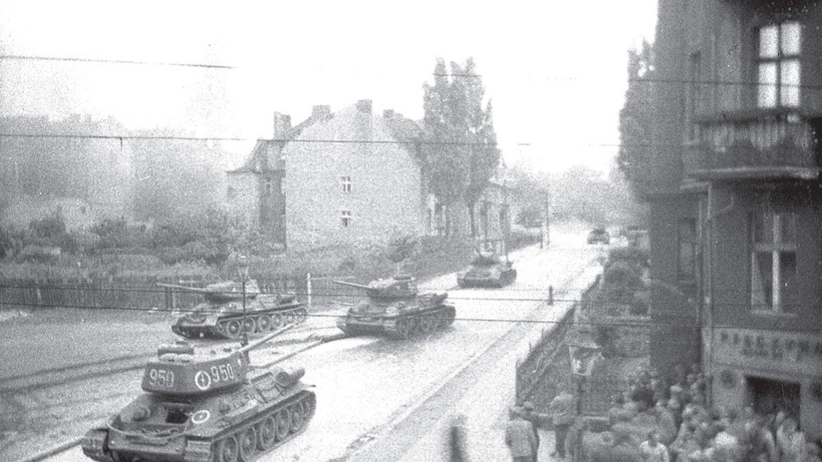 archiwalna fotografia na ulicy tłum ludzi i czołgi