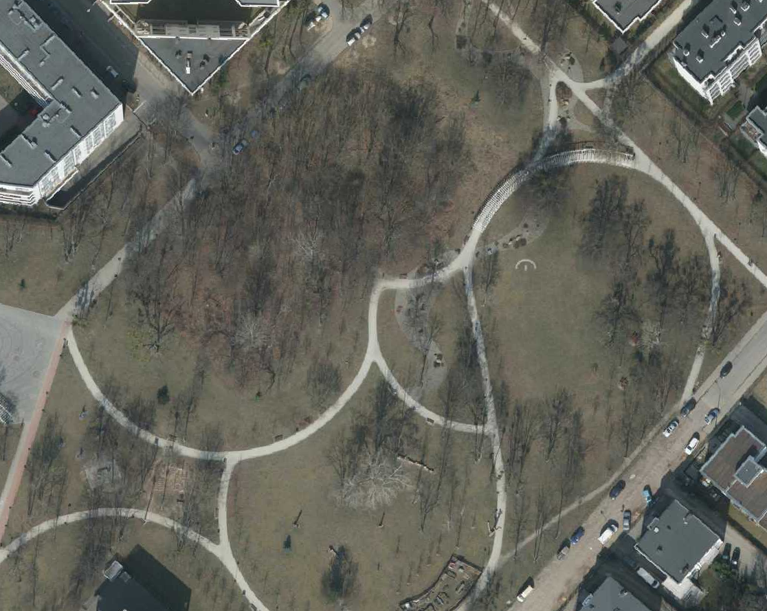 fragment mapy lotniczej z terenem zielonym alejkami i drzewami szczegóły w artykule - grafika artykułu