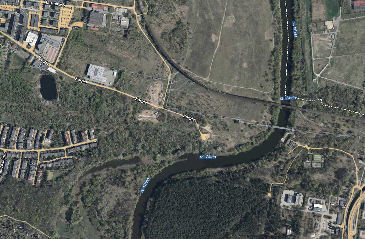 fragmnety mapy lotniczej z teren łąk rzeki z zakolem i zabudowaniami więcej w treści artykułu - grafika artykułu