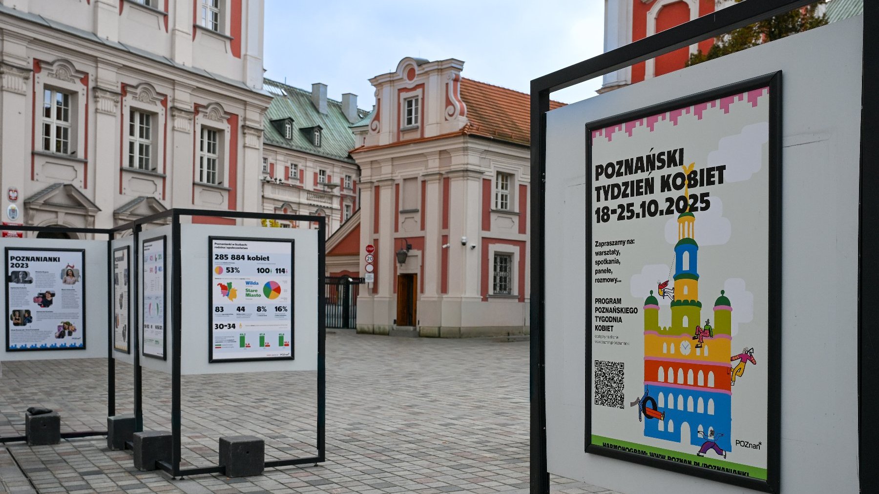 wystawa na planszach zlokalizowana na placu z nawierzchnią brukową