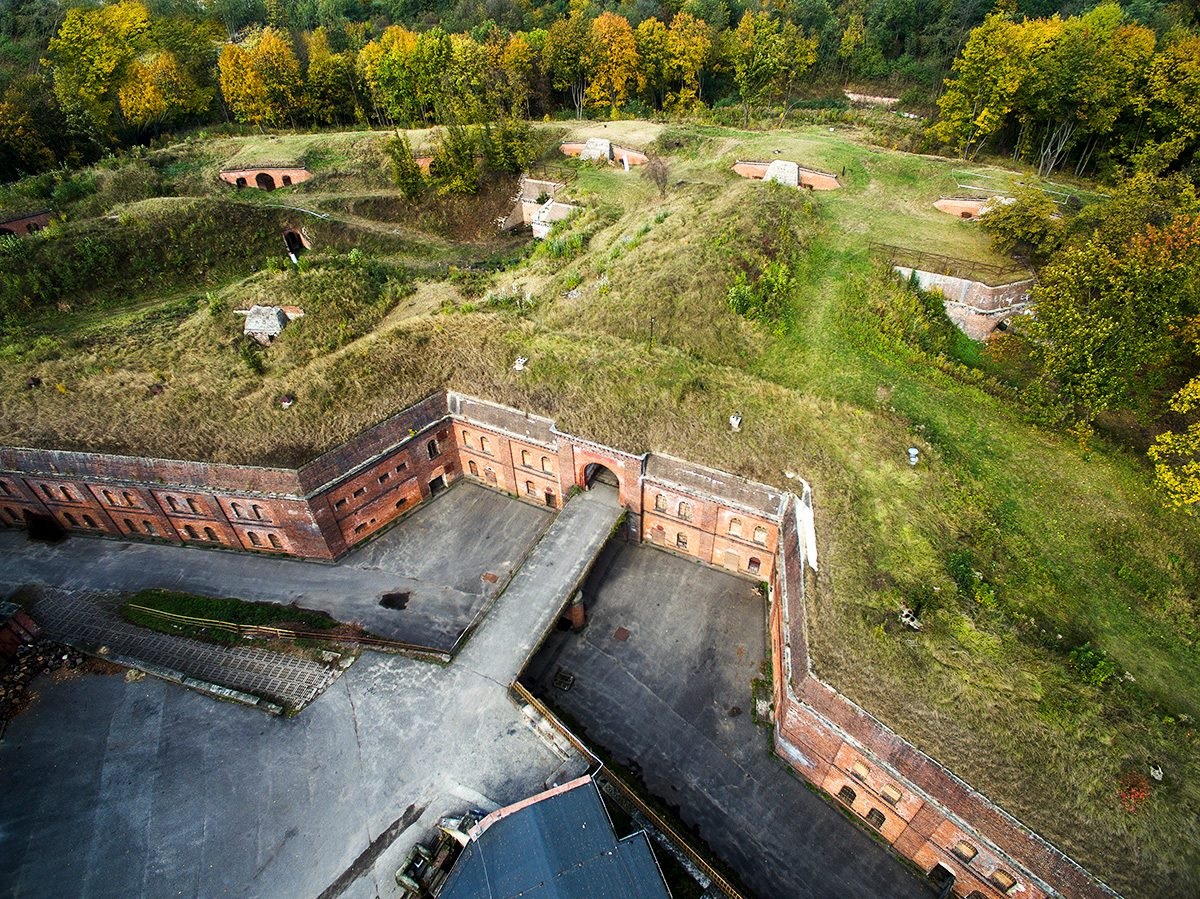 obiekt fortyfikacyjny zabytkowy widoczny z lotu ptaka - grafika artykułu