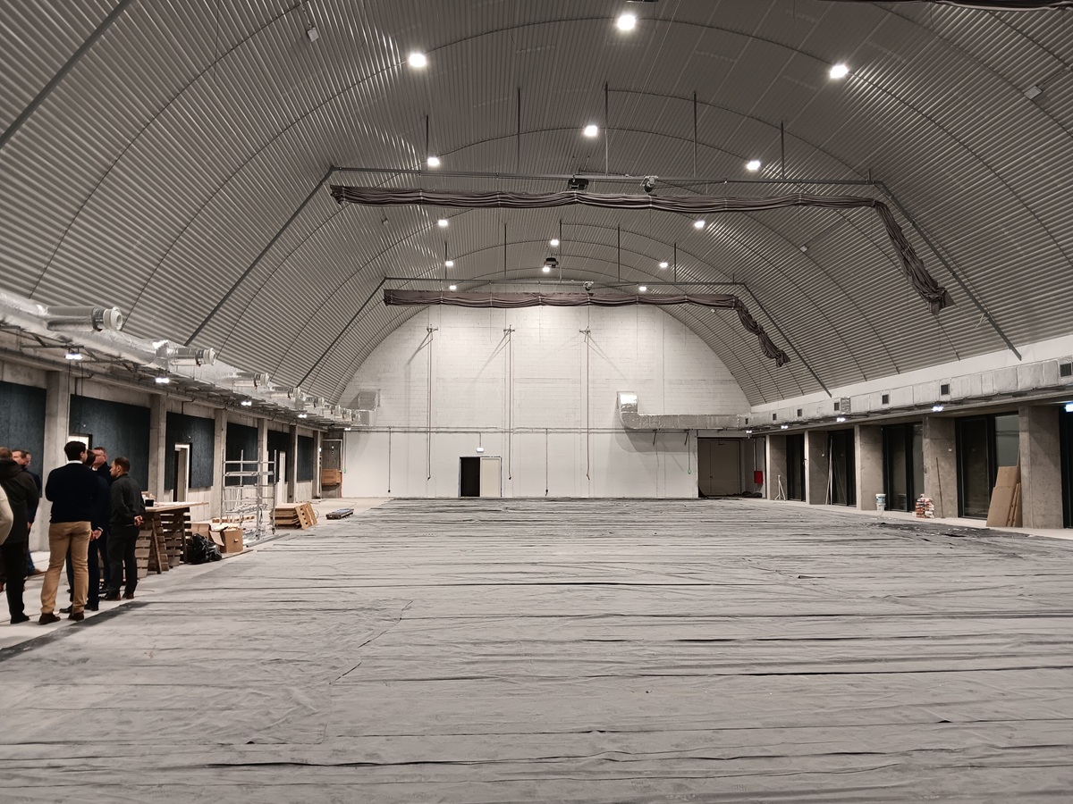 wnętrze hali sportowej, której budowa jest na ukończeniu - grafika artykułu