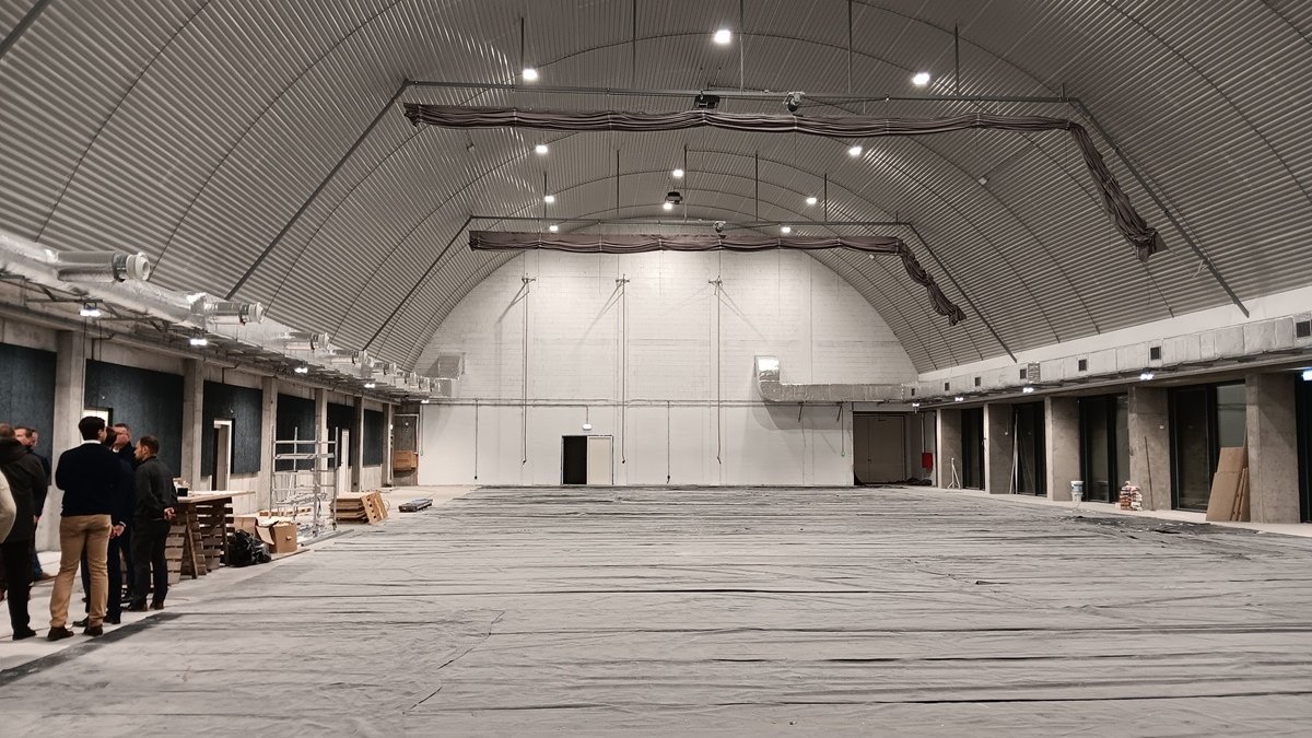 wnętrze hali sportowej, której budowa jest na ukończeniu