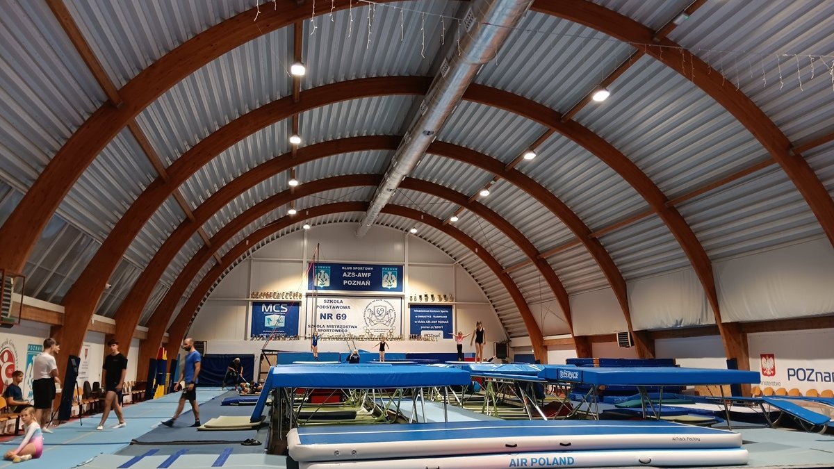 duża hala z trampolinami