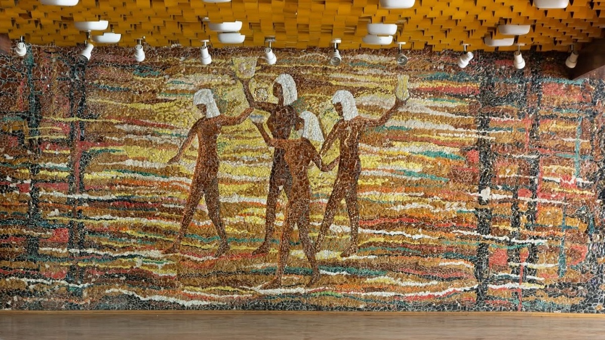 mozaika na ścianie w pomieszczeniu przedstawiająca motywy starożytnego Egiptu - grafika artykułu