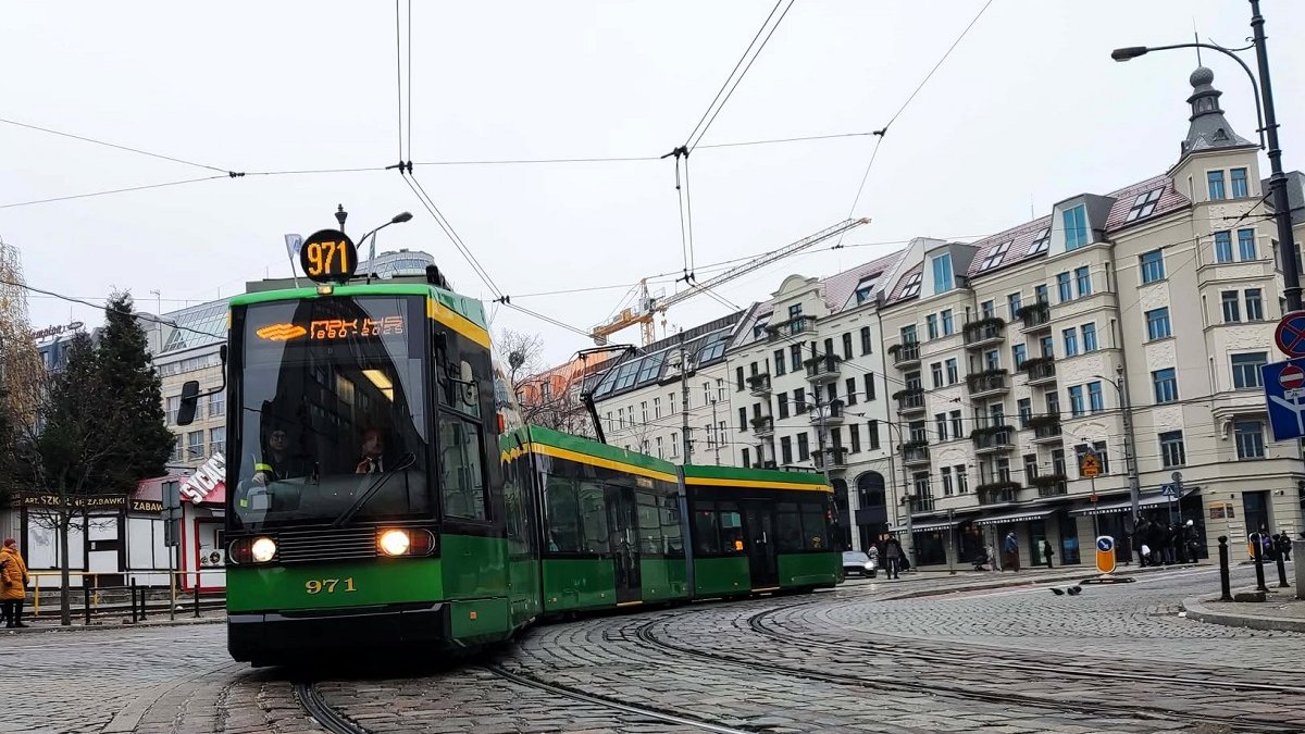 tramwaj na zakręcie na ulicy wybrukowanej kostką