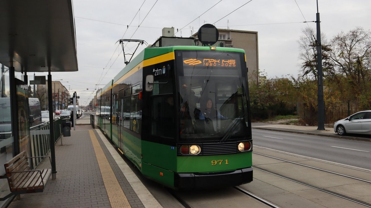 tranwaj na przystanku