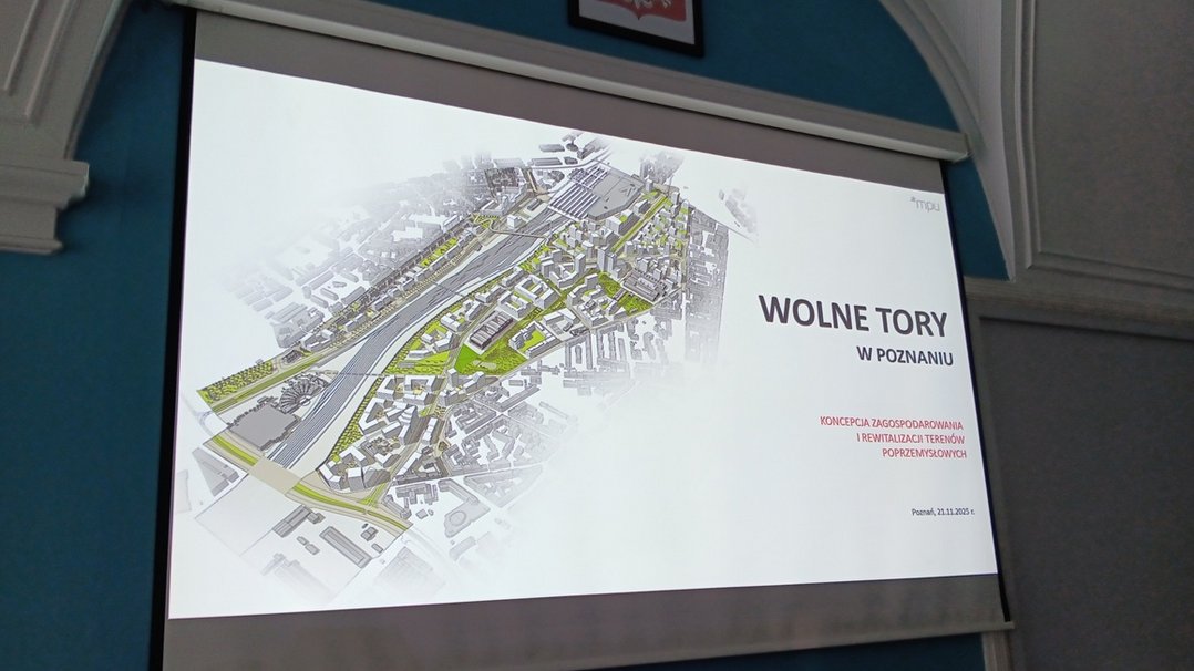 W sali na dużym ekranie wyświetlona jest wizualizacja przestrzenna zagospodarowania fragmentu przestrzeni miejskiej