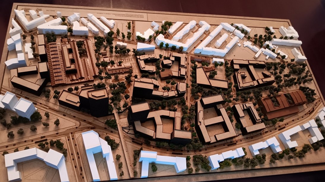 Makieta przedstawiająca zagospodarowanie terenu budynkami, ulicami i innymi funkcjami - widok z góry