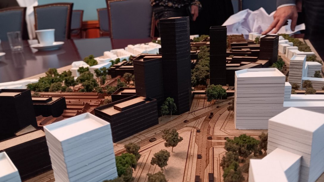Makieta przedstawiająca zagospodarowanie terenu budynkami, ulicami i innymi funkcjami - widok z boku