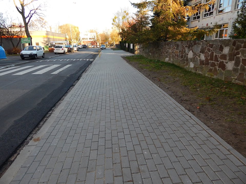 Chodnik po inwestycji (fot. A. Gumny) - grafika artykułu