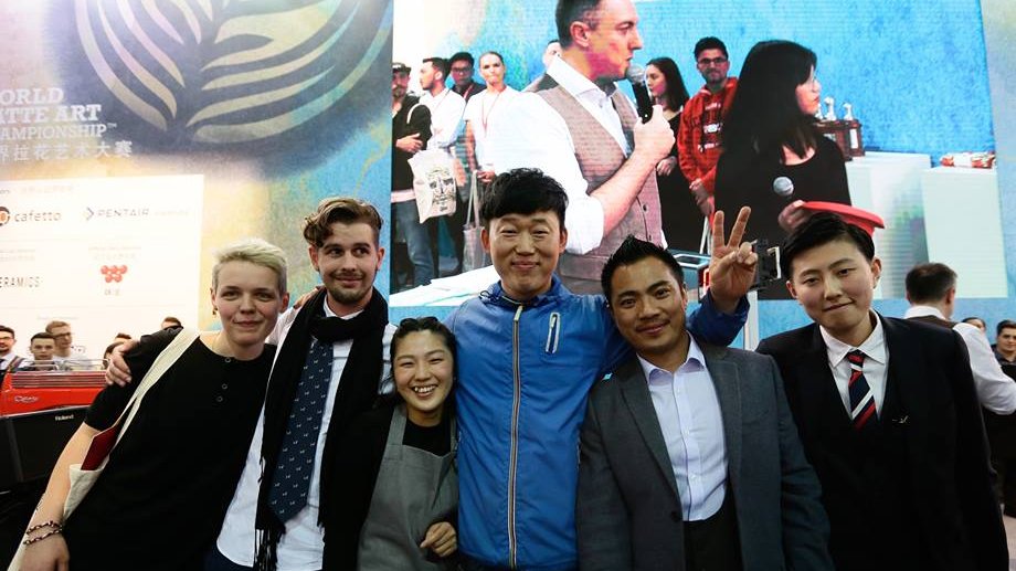 Agnieszka Rojewska pierwsza z lewej (fot. World Latte Art Championship)