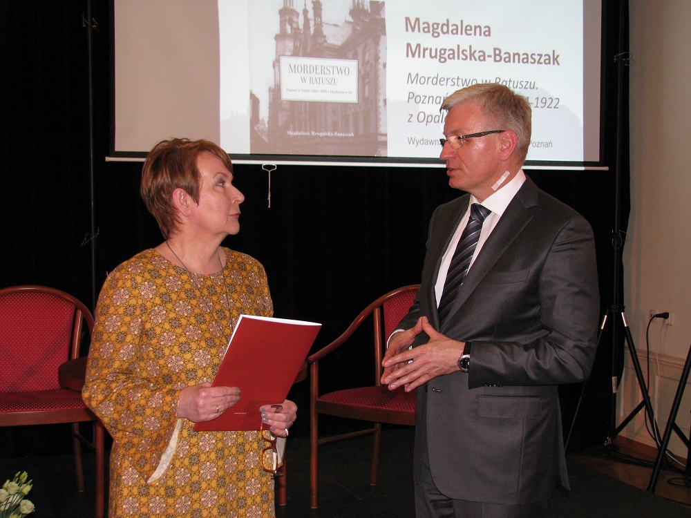 M. Mrugalska-Banaszak odbiera gratulacje od prezydenta J. Jaśkowiaka - grafika artykułu