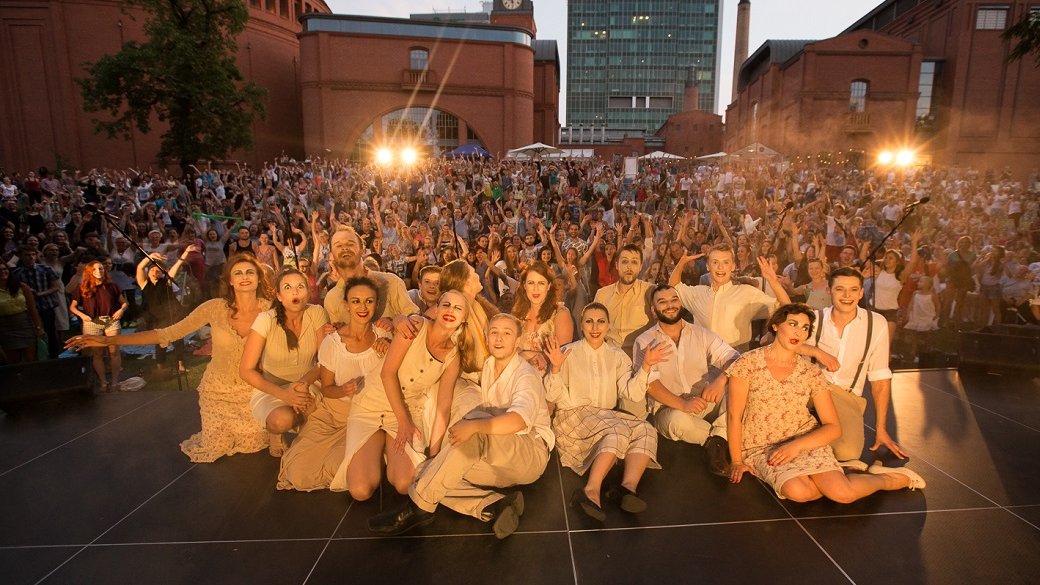Teatr Pijana Sypialnia w parku Starego Browaru, fot. J Wittchen