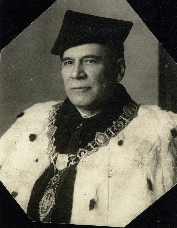 Prof. Tadeusz Kurkiewicz w stroju rektorskim Akademii Medycznej w Poznaniu, początek lat 50. XX w. - grafika artykułu