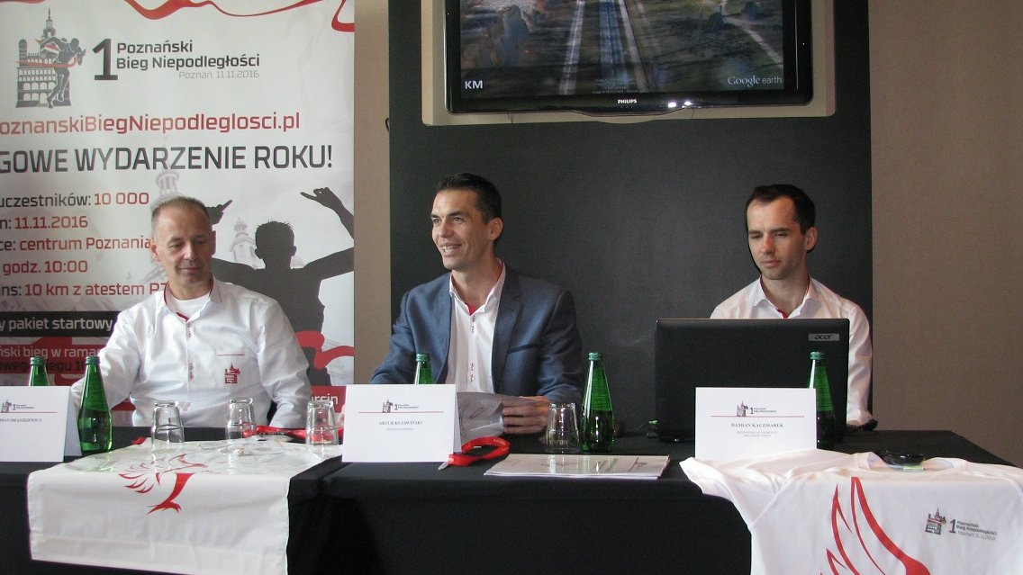 Dmian Drąszkieiwcz - autor medalu; Artur Kujawiński - dyrektor sportowy PBN i Damian Kaczmarek - przewodniczący Komitetu Organizacyjnego PBN